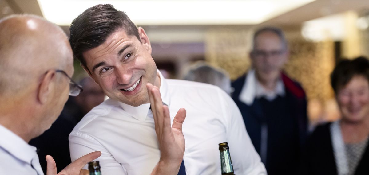 Benjamin Giezendanner, SVP-AG, Staenderatskandidat und Nationalrat, Mitte, und Nationalraetin Stefanie Heimgartner, SVP-AG, rechts, an der Wahlfeier der SVP Kanton Aargau im Restaurant Schuetzen in Aarau, am Tag der Eidgenoessischen Wahlen, am Sonntag, 22. Oktober 2023 in Aarau. Die Schweizer Buergerinnen und Buerger waehlen das Bundesparlament mit den beiden Kammern Nationalrat und Staenderat. (KEYSTONE/Michael Buholzer)