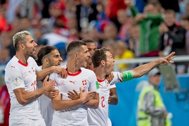 Behrami, Rodriguez, Xhaka (auteur du 1-1) Akanji et Lichtsteiner exultent. La Suisse se rapproche des huitièmes de finale.