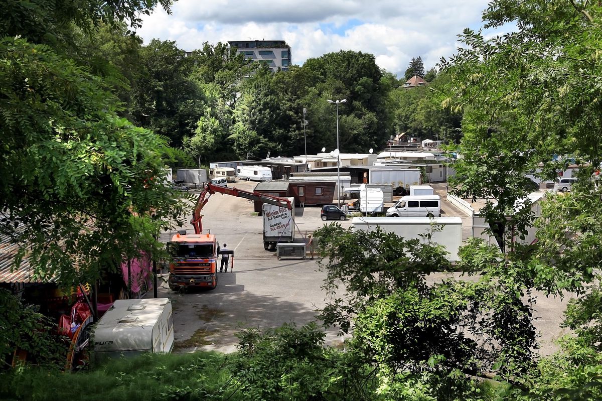 
Avant d’avoir accès au terrain de la Bécassière, la communauté habitait le site du Molard. Celui-ci a été fermé par les autorités cantonales en 2013. 