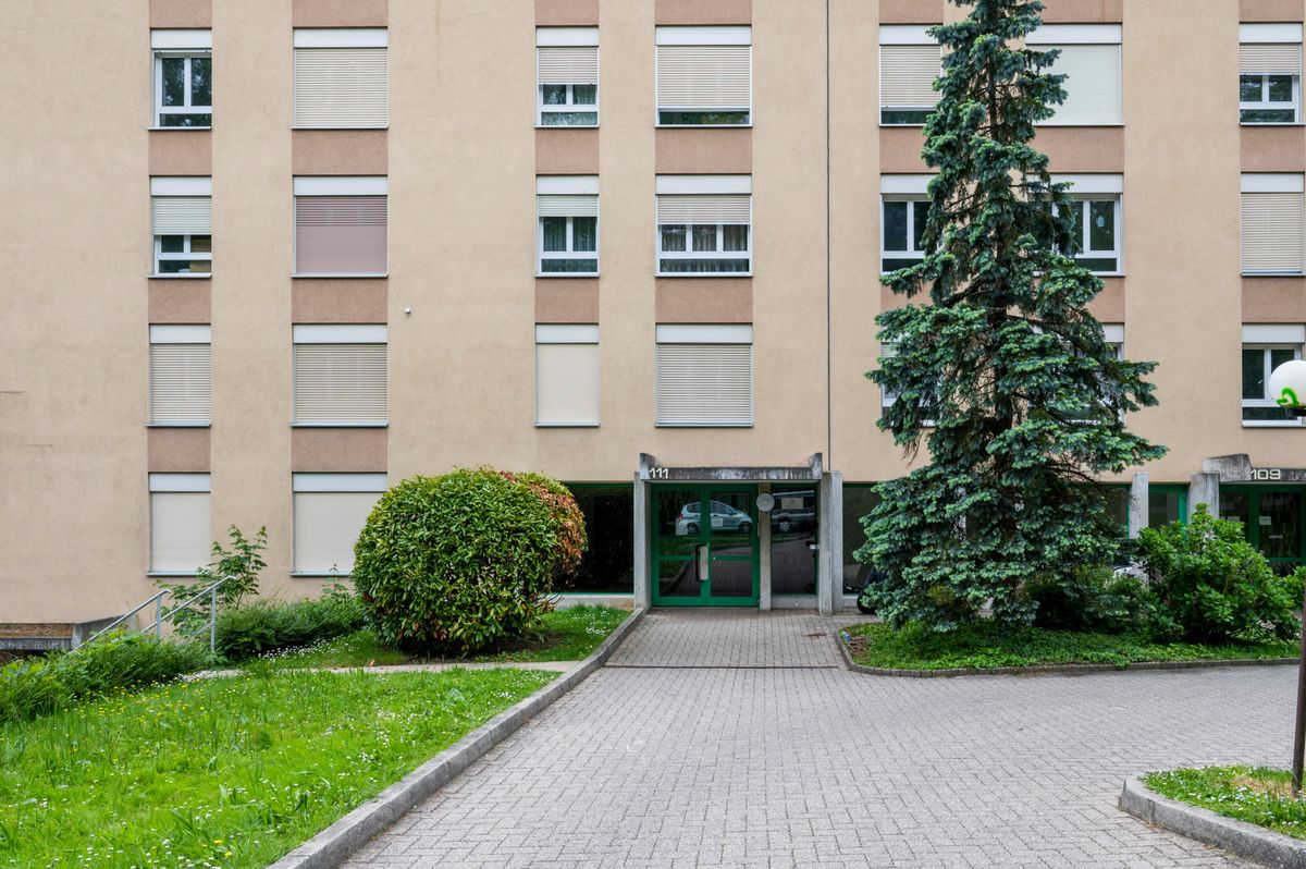 Le drame s’est déroulé au pied de cet immeuble locatif dans le quartier Isabelle-de-Montolieu mardi soir. (24heures)