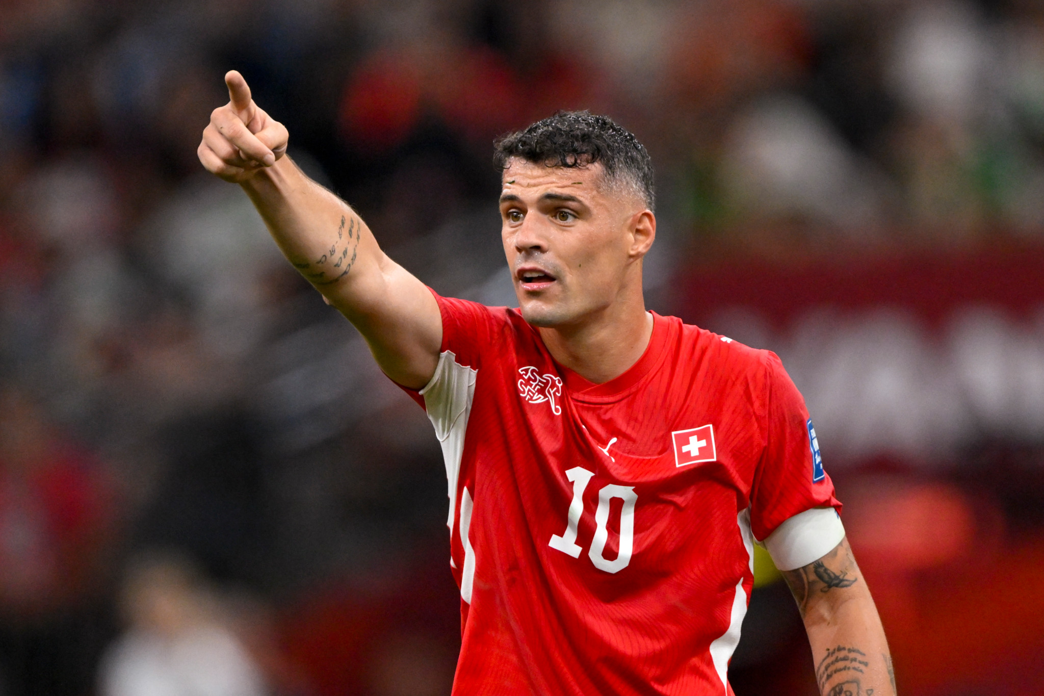 Granit Xhaka im roten Schweizer Trikot mit Nummer 10 zeigt mit dem Finger bei der FIFA WM 2026 in Vancouver gegen Algerien. Granit Xhaka im roten Schweizer Trikot mit Nummer 10 zeigt mit dem Finger bei der FIFA WM 2026 in Vancouver gegen Algerien.