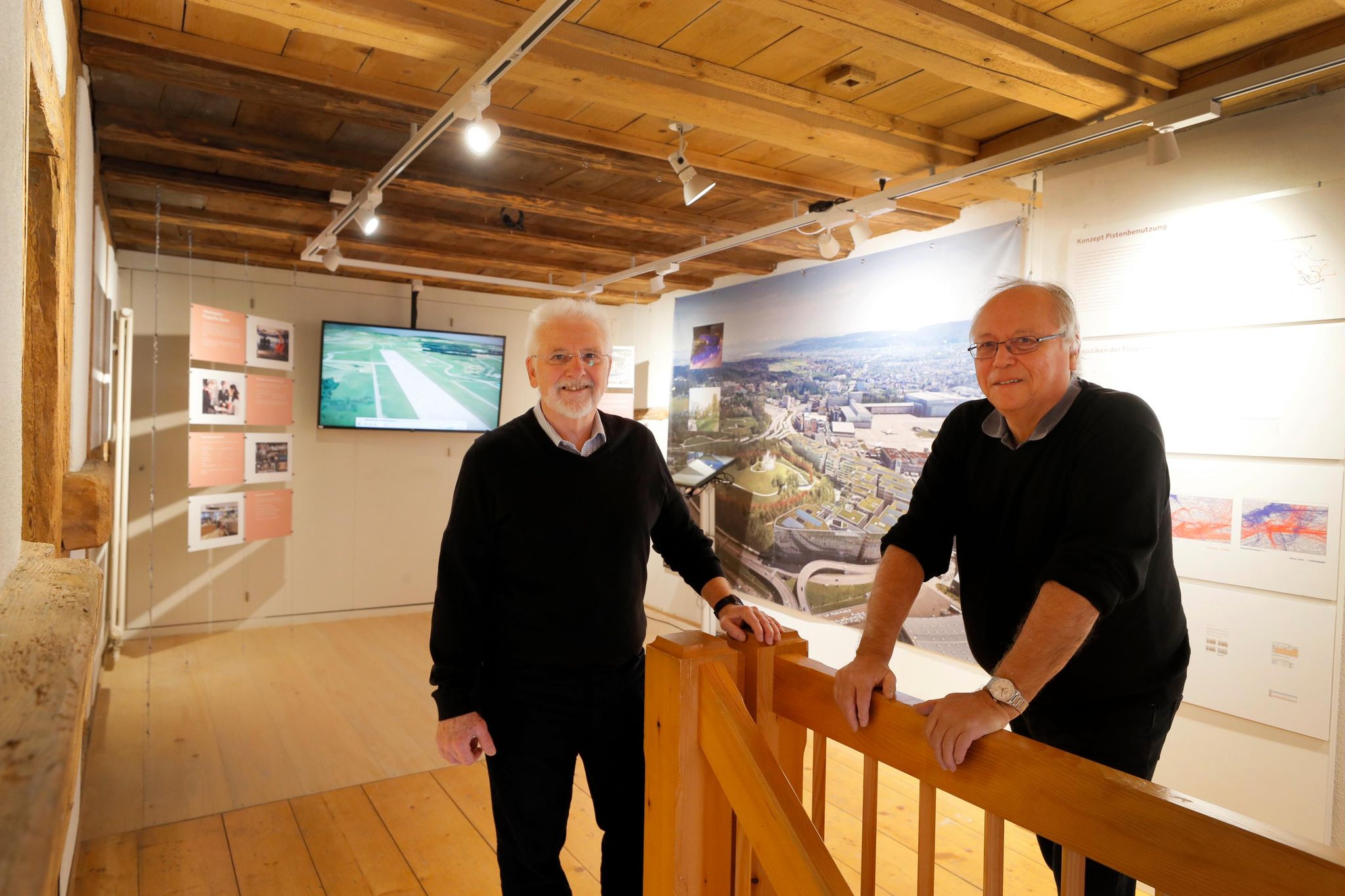 Richi Fei (links) und Fredi Ferrario haben gemeinsam mit weiteren Personen die Flughafenausstellung  gestaltet, die ab Samstag wieder besichtigt werden kann.