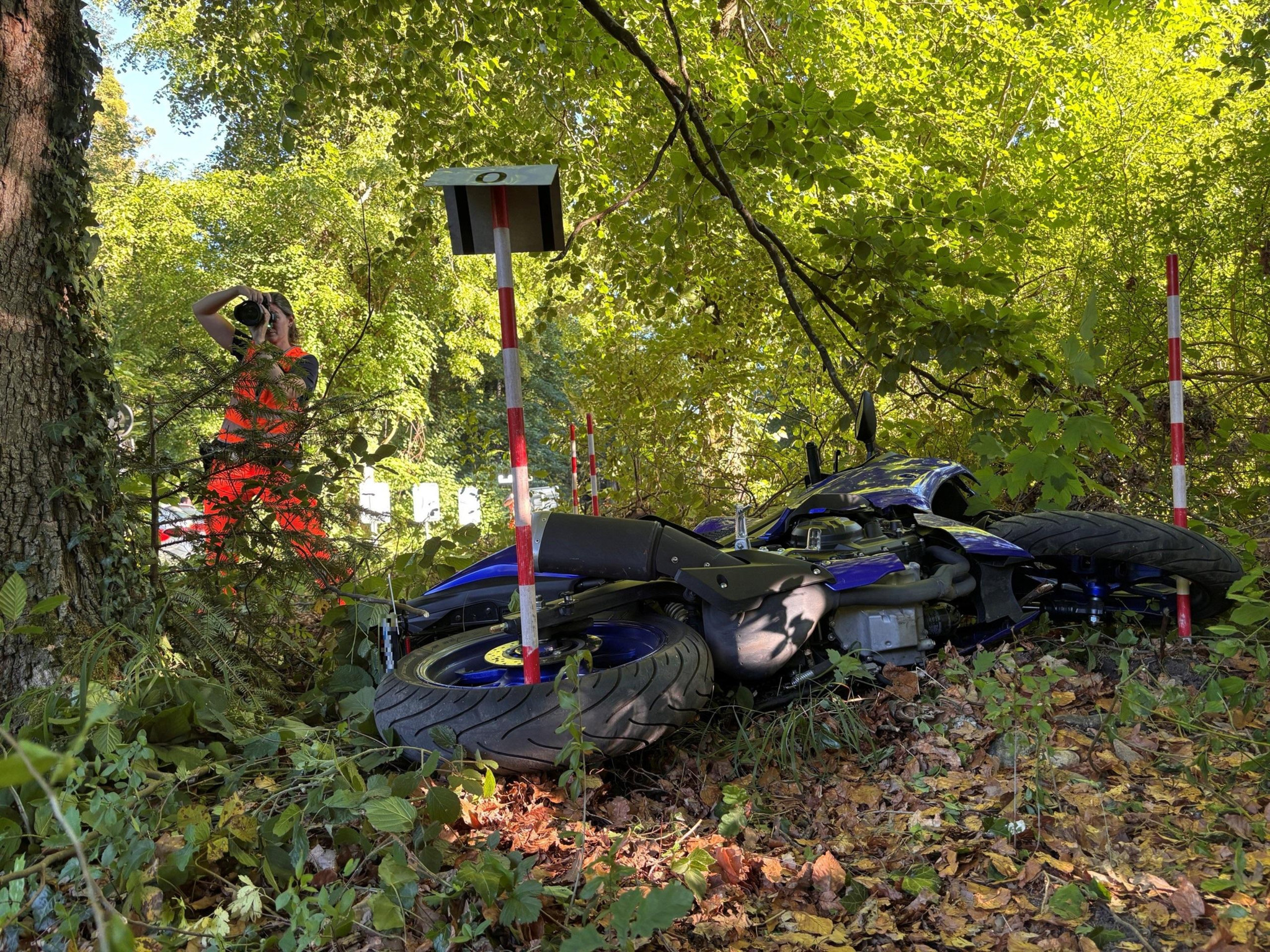 Verkehrsunfall in Greifensee: Motorradfahrer prallt gegen Baum und verletzt sich schwer