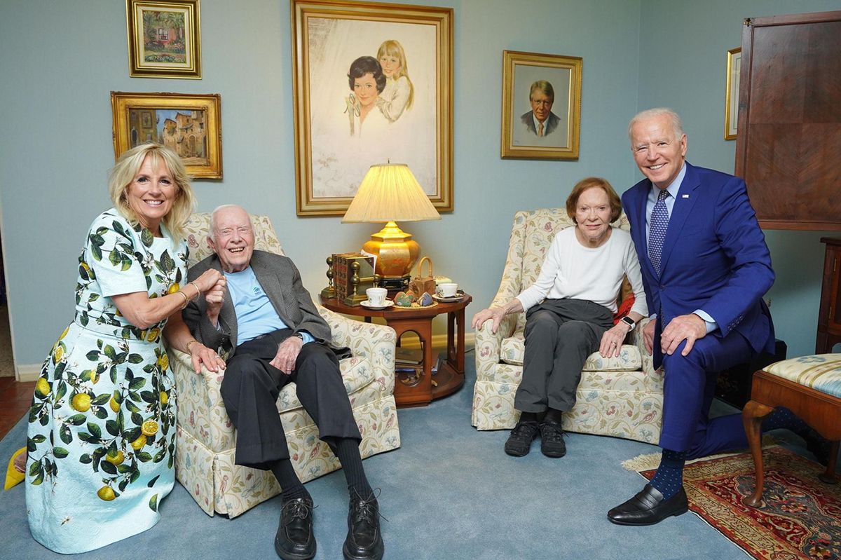 Cette photo de Jill et Joe Biden posant le 30 avril 2021 avec l’ancien président Jimmy Carter et son épouse Rosalynn, est devenue virale aux Etats-Unis.