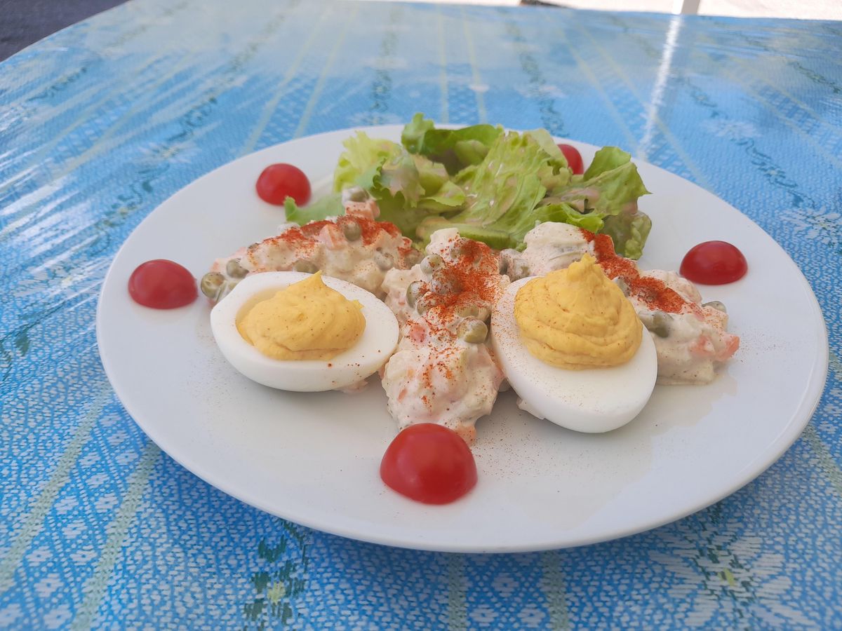 En entrée, macédoine de légumes et œufs mimosa. 