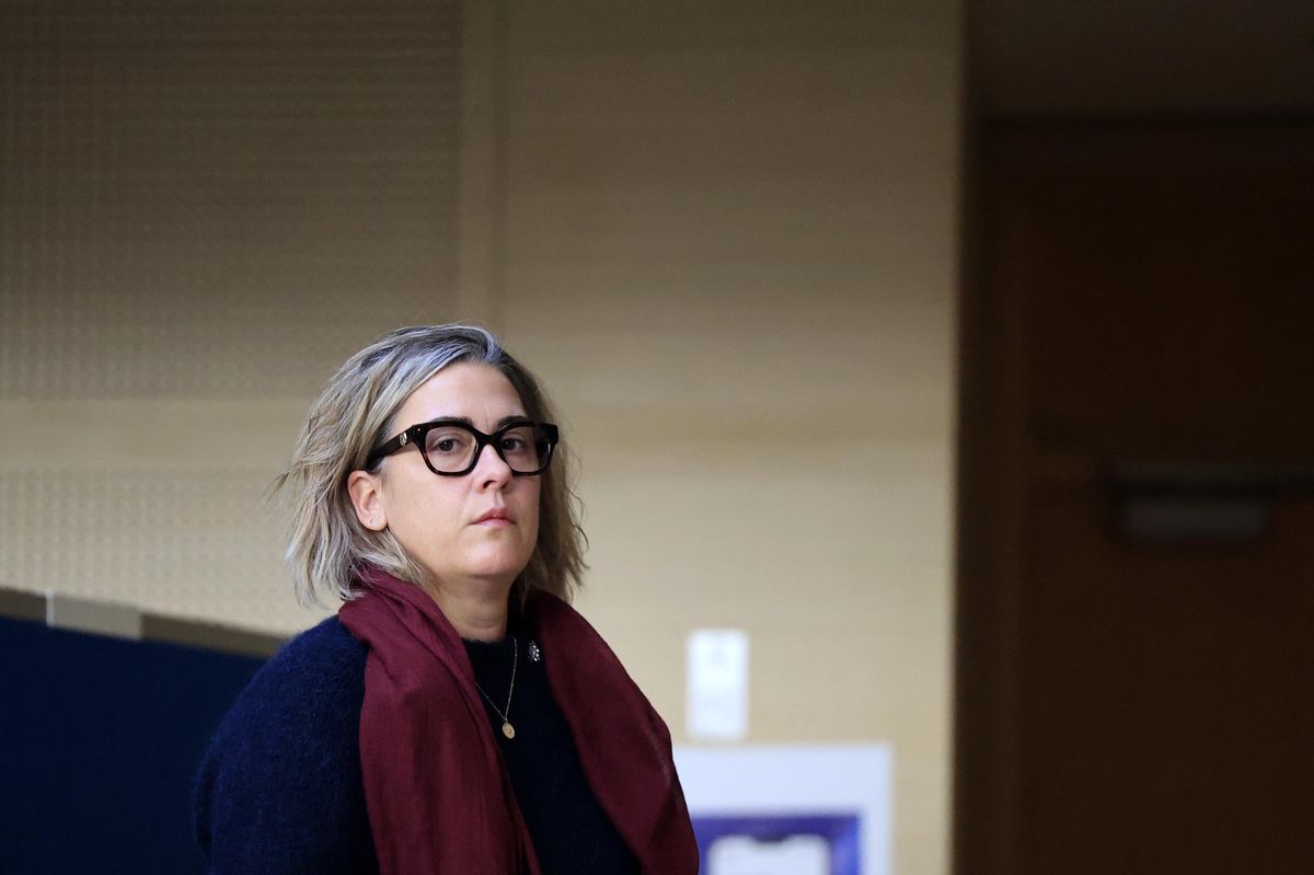 Caroline Darian, fille de Gisele Pelicot, arrive au tribunal criminel à Avignon, France, lors du procès de l’ex-mari de sa mère, le 20 novembre 2024.