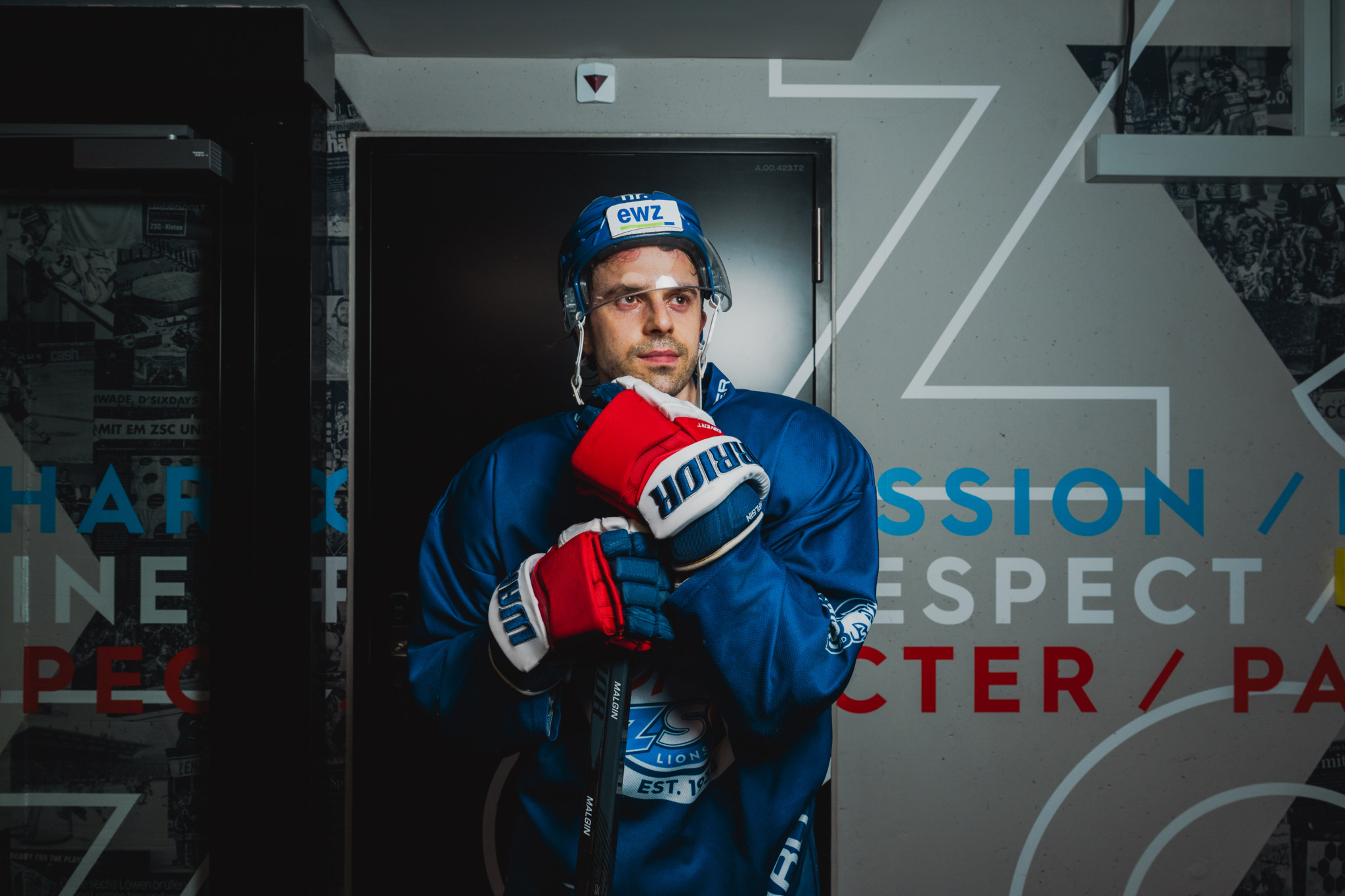 ZSC-Eishockeyspieler Denis Malgin in blauem Trikot mit Handschuhen nach dem Training in der Swiss Life Arena.