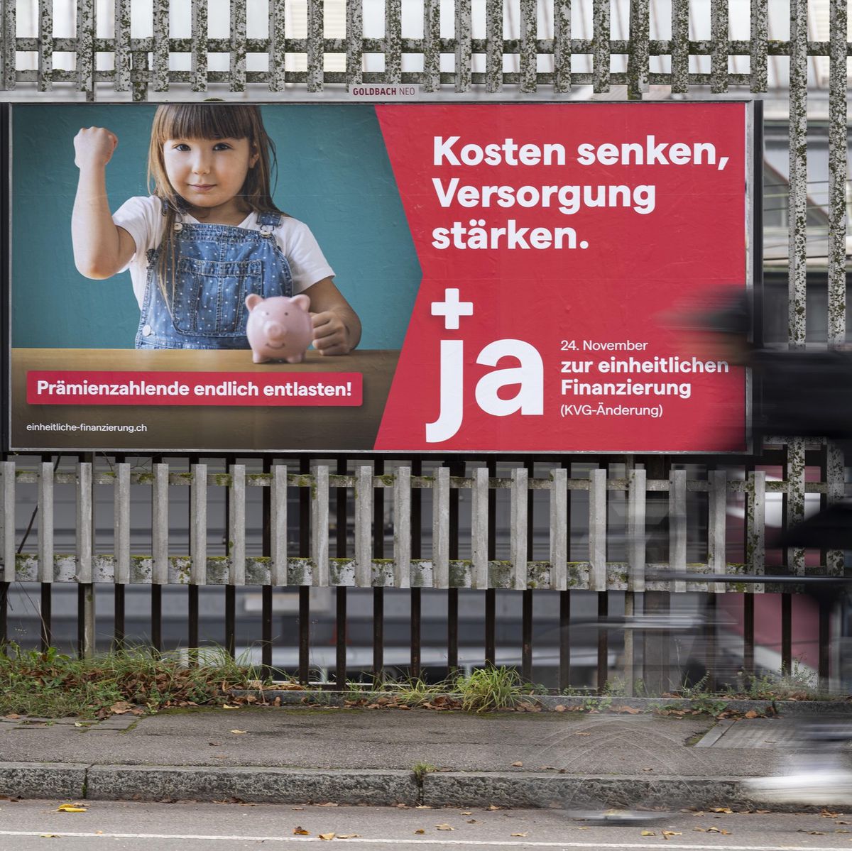 Affiche en faveur du financement unifié de la santé en Suisse, affichée à Berne pour le vote du 24 novembre 2024.