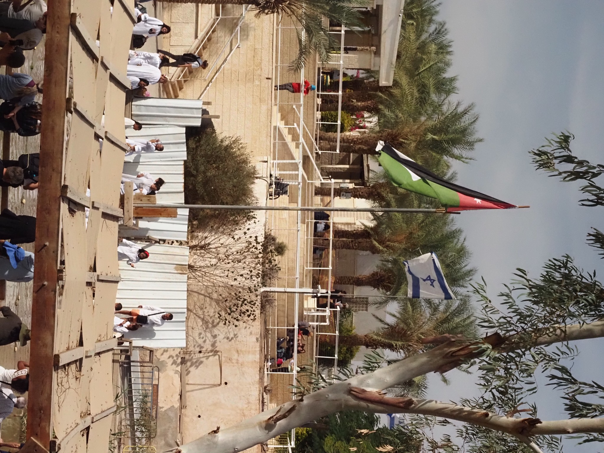 Le site de pèlerinage est installé sur les deux rives du Jourdain qui fait frontière entre la Jordanie et Israël.