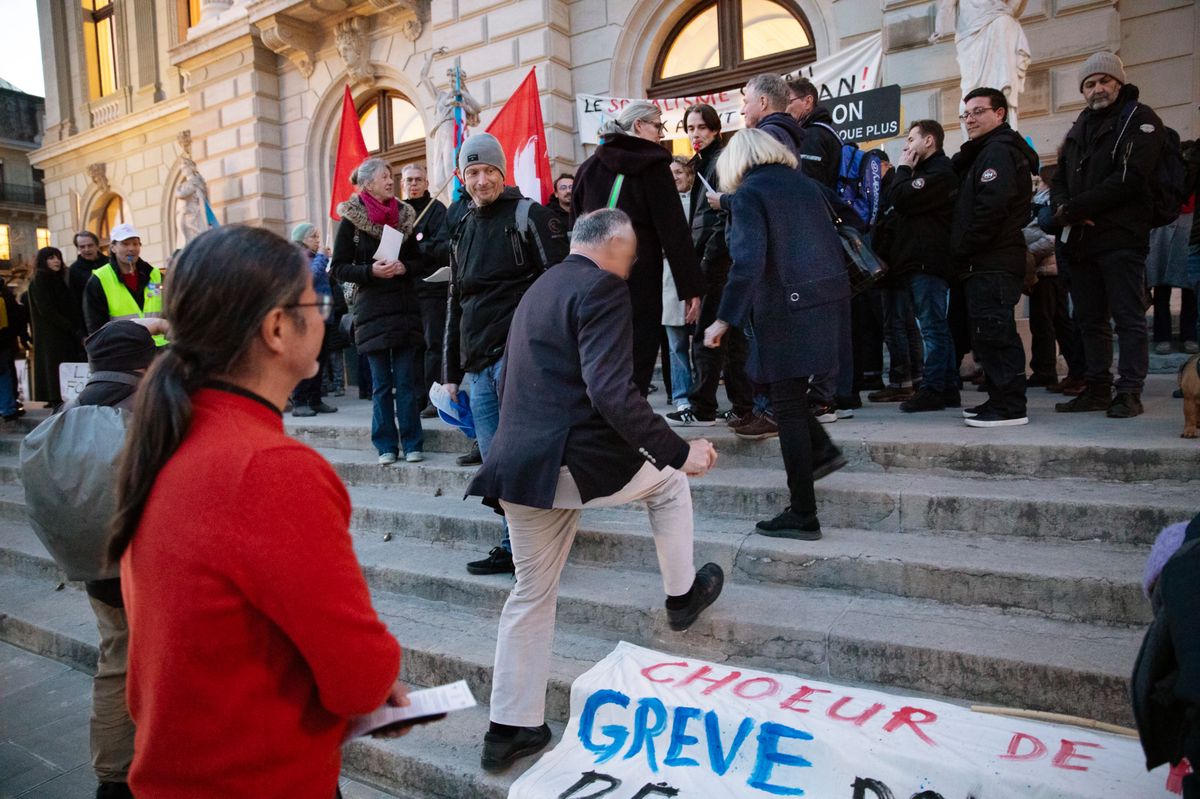Genève le 29.02.2024, le personnel du Grand Théâtre est entré en grève aujourd’hui. Un piquet s’est installé depuis ce matin à 7 h sur le parvis de la maison lyrique genevoise. Le conflit, qui est soutenu par les syndicats SSP/VPOD, SIT et Syndicat suisse romand du spectacle, porte sur la réforme du statut des employés. Vers 18h30, le public se fraie un passage pour entrer et assister à une version «light» de l'opéra «Idoménée». © Georges Cabrera