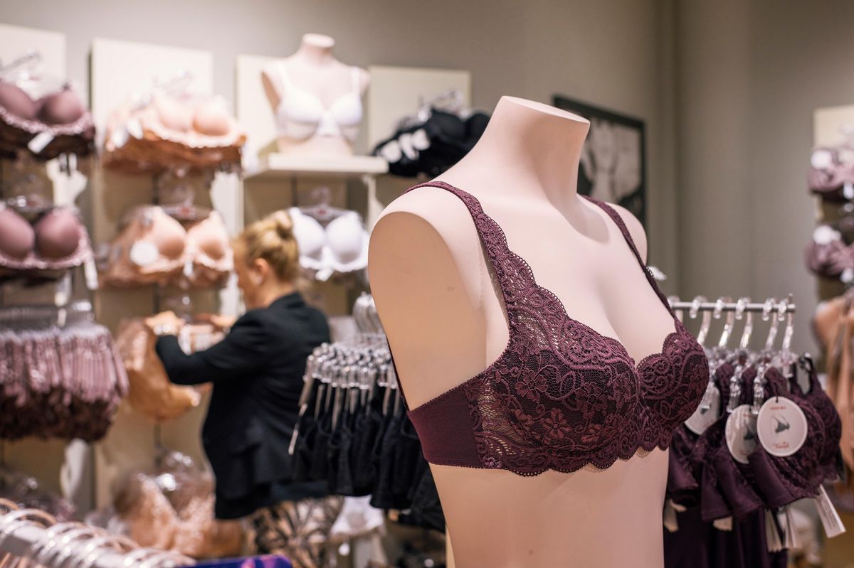 Présentation de lingerie Triumph dans un magasin à Zurich, avec un mannequin portant un soutien-gorge en dentelle bordeaux.