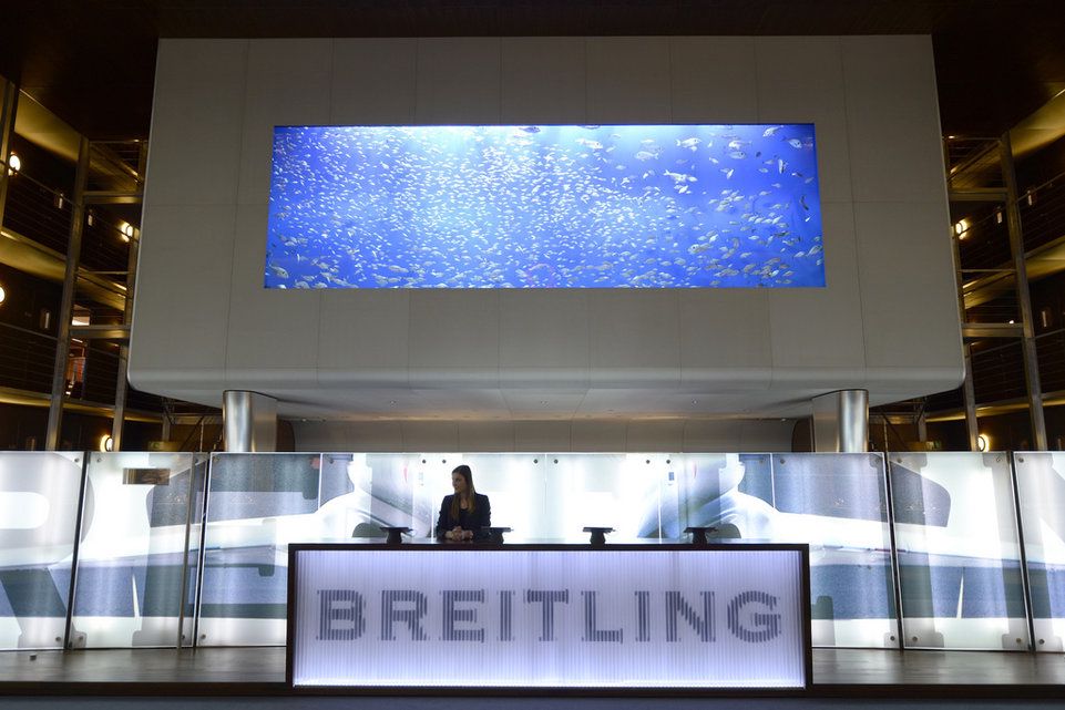 Parmi les pavillons qui se distinguent, Breitling a choisi d'installer un aquarium avec près de 16'000 litres d'eau.  (26 mars 2014) 