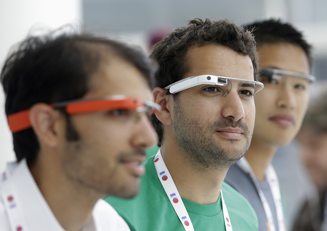 Une couche de réalité augmentée visible sur l’écran de Google Glass pourrait être ajoutée par-dessus la publicité afin de retenir le consommateur curieux.