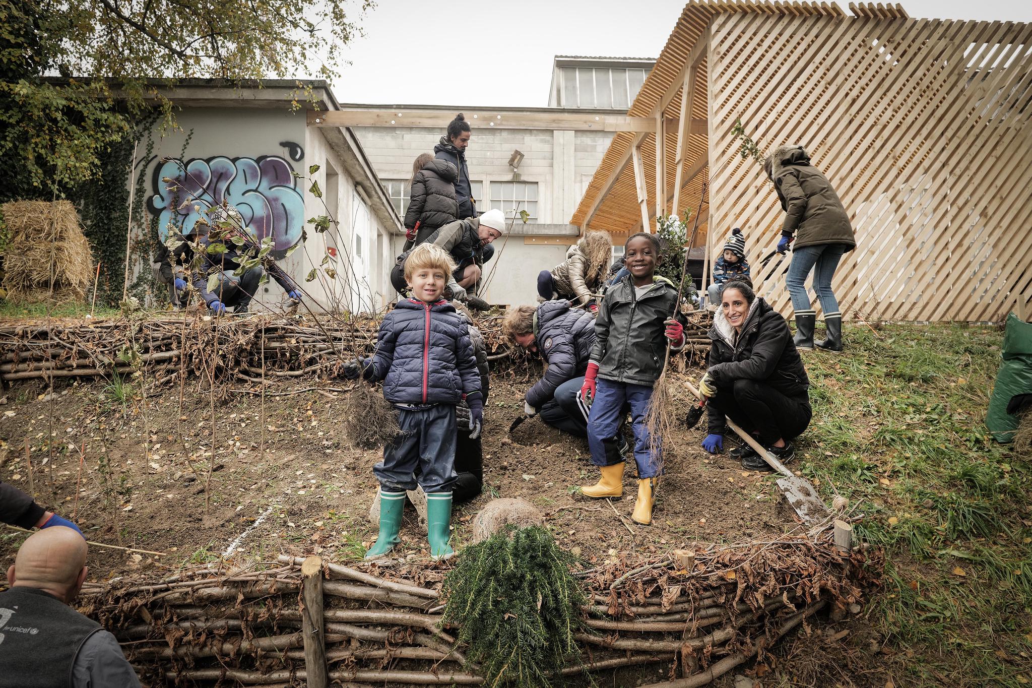 Dario à gauche et Lunel à droite lors de la plantation d’une microforêt aux Charmilles.