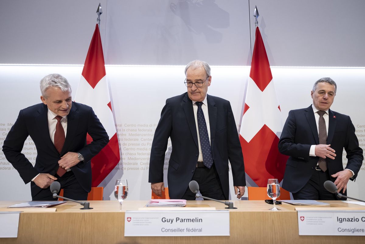 Swiss Federal councillor Beat Jans, left, Swiss Federal councillor Guy Parmelin, Swiss Federal councillor Ignazio Cassis, from left, take a place prior to a press conference on the conclusion of negotiations between Switzerland and the EU, in Bern, Switzerland, on Friday, on December 20, 2024. (KEYSTONE/Anthony Anex)