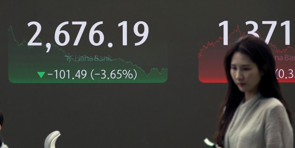 epa11517747 A screen in the dealing room of Hana Bank in Seoul, South Korea, shows the benchmark Korea Composite Stock Price Index having plunged 101.49 points, or 3.65 percent, closing at 2,676.19 on 02 August 2024, following an overnight dive on Wall Street due to investors' recession fears.  EPA/JEON HEON-KYUN