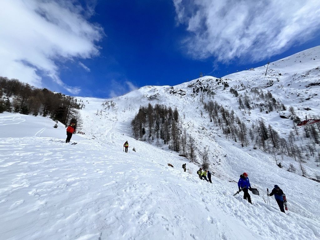 Peu après 14 heures, une grosse avalanche s’est déclenchée en dehors des pistes de ski du Riffelberg. De vastes recherches ont immédiatement été menées dans la zone concernée