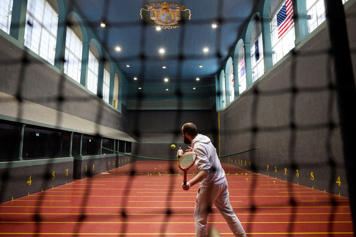 Fontainebleau, le 11 mars 2024. Reportage au Cercle du jeu de paume de Fontainebleau dont la salle se trouve dans le château. Démonstration avec Guillaume Dortu, maître paumier.     Photo Yvain Genevay / Le Matin Dimanche