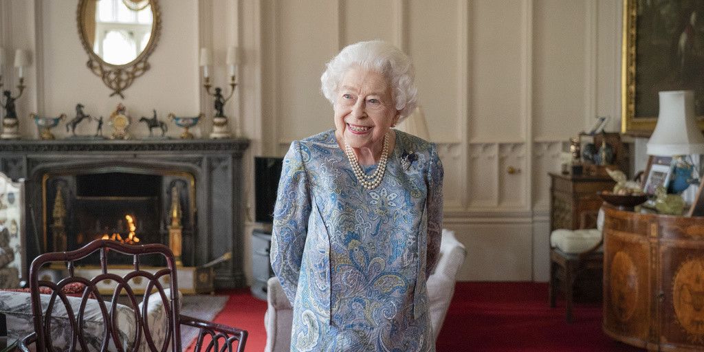 La reine Elizabeth II sourit en recevant le président suisse Ignazio Cassis et sa femme Paola Cassis dans une salle du château de Windsor, en Angleterre, le jeudi 28 avril 2022. (Photo par Dominic Lipinski/AP)