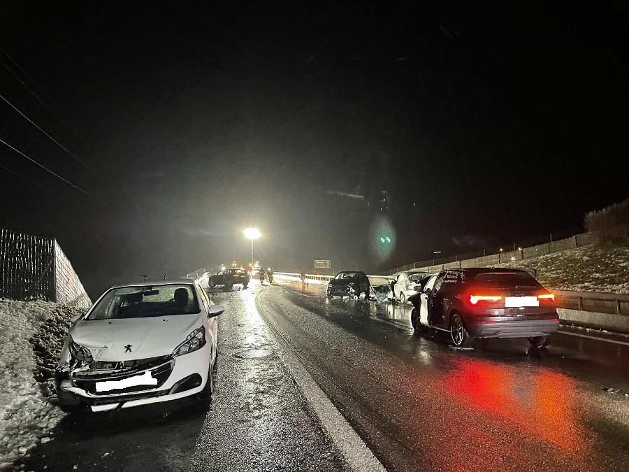 Le carambolage s’est produit peu après 23h30 vendredi soir entre Vaulruz et Bulle (FR).