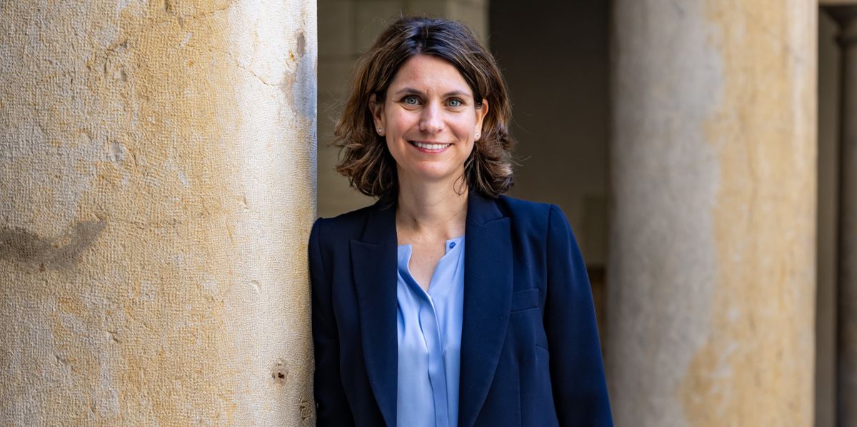 Genève , le 4 juin 2024.  Portrait de la maire de Genève, Christina Kitsos, ici dans la cour de l'Hôtel de Ville. Photo Pierre Albouy/Tribune de Genève