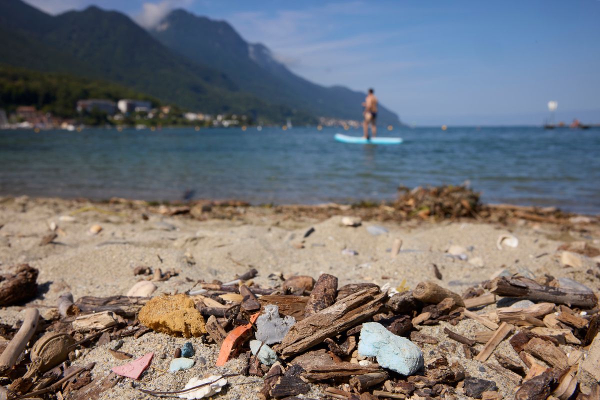 St-Gingolph, le 22 août 2024. La plage des rives valaisannes du Léman est une des plus polluée par les micro-plastique.     Photo Yvain Genevay / Le Matin Dimanche