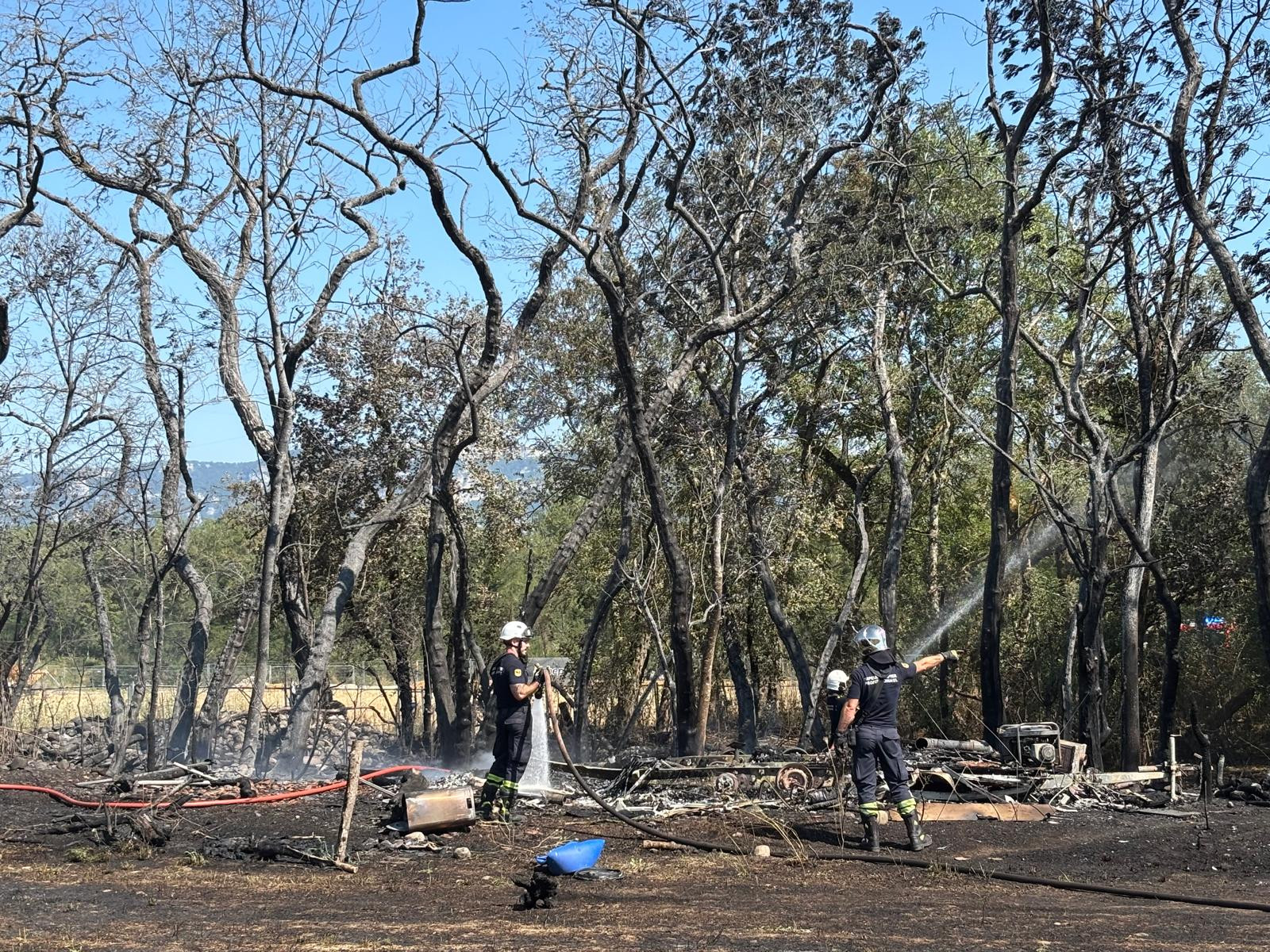 Campagne genevoise: Un feu de champ se déclare à Bernex, deux caravanes détruites par les flammes