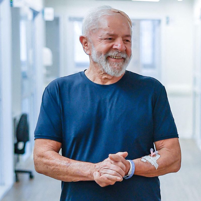 Der brasilianische Präsident Luiz Inacio Lula da Silva geht mit seinem Neurochirurgen Dr. Marcos Stavale im Syrisch-Libanesischen Krankenhaus in São Paulo, Brasilien, am 13. Dezember 2024.