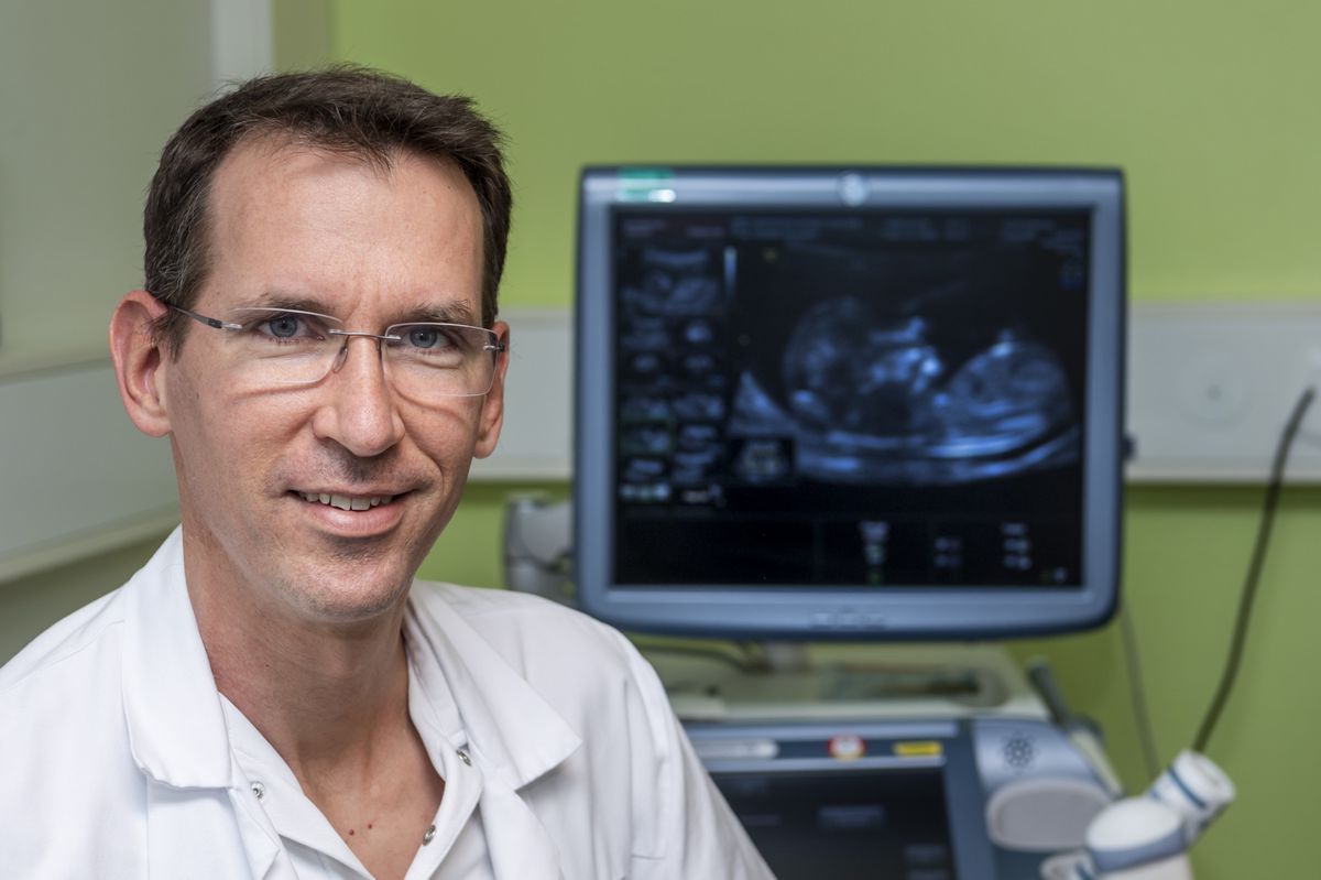 David Baud, chef du service d'obstetrique du CHUV, pose devant une echographie dans une salle de la maternite suite a une etude du CHUV, "La cesarienne ne preserve pas la sexualite" le jeudi 10 decembre 2020 a Lausanne. (KEYSTONE/Jean-Christophe Bott)