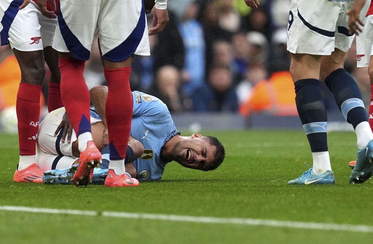 Rodri de Manchester City réagit à une blessure lors du match de Premier League contre Arsenal au stade Etihad, Manchester.
