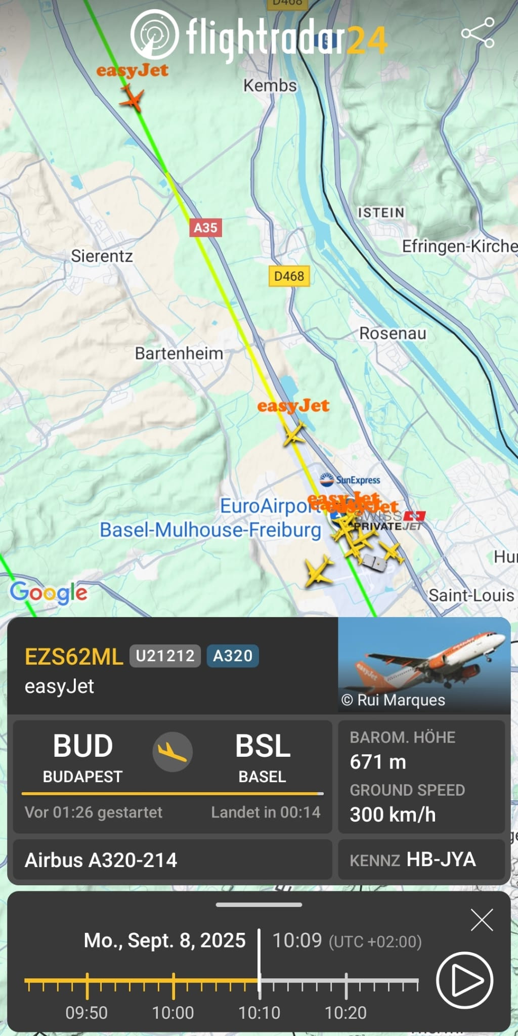Capture d’écran de Flightradar24 montrant le vol EZS62ML d’easyJet de Budapest à Bâle avec une altitude de 671 mètres et une vitesse de 300 km/h, sur une carte près de l’EuroAirport Basel-Mulhouse-Freiburg.