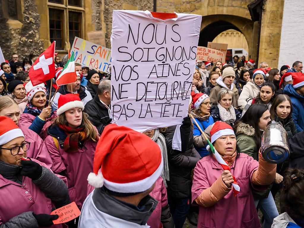 Environ 500 employés neuchâtelois du secteur de la santé et du social ont manifesté pour obtenir une indexation de leur salaire au renchérissement.