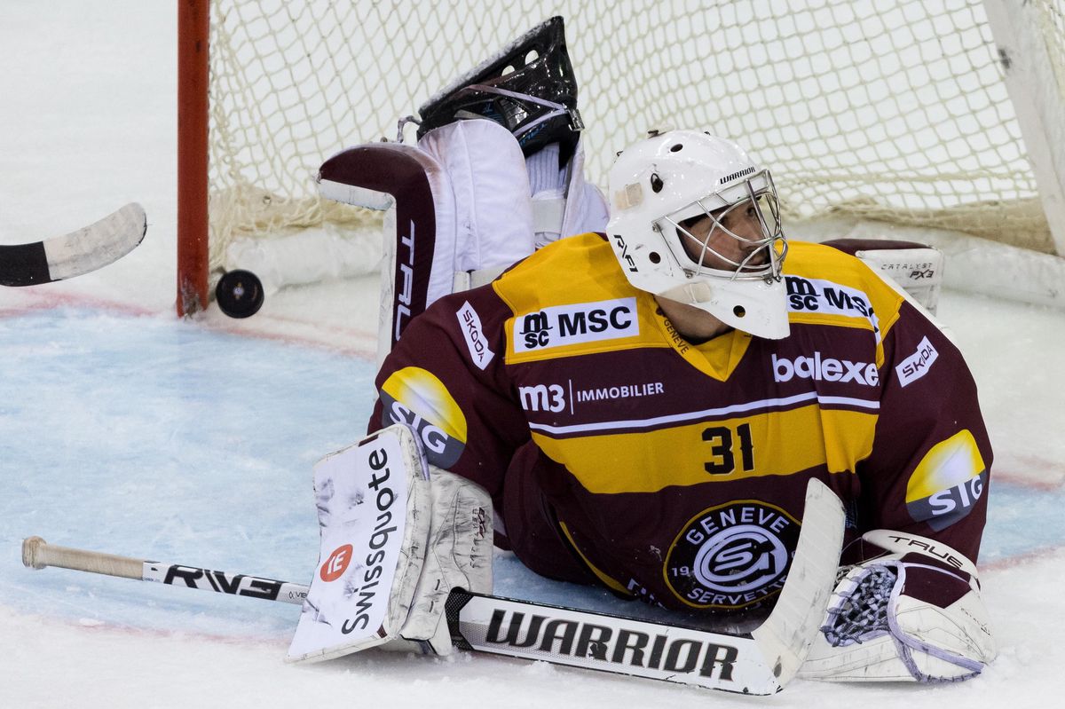 Goal 1-2 pour le HCD par le topscorer Adam Tambellini (Davos), le gardien Nassim Jaafri-Hayani (GSHC), pendant le match entre le Geneve-Servette Hockey Club et le HC Davos comptant pour le championnat de National League, le samedi 26 octobre 2024 a la Patinoire des Vernets, a Geneve (Bastien Gallay / GallayPhoto)
