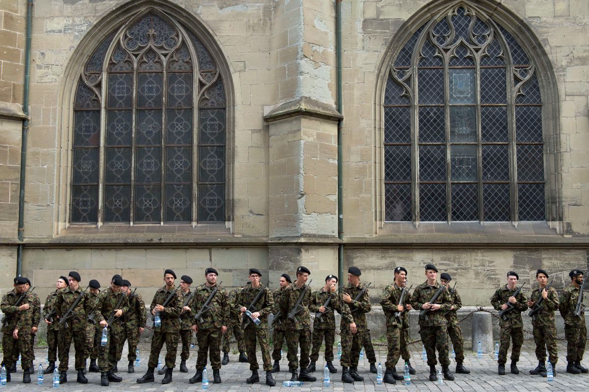 Soldiers of the Swiss army wait for King Philippe of Belgium during the official visit of King Philippe of Belgium in Bern, Switzerland, this Thursday, June 22, 2017. (KEYSTONE/Thomas Delley)