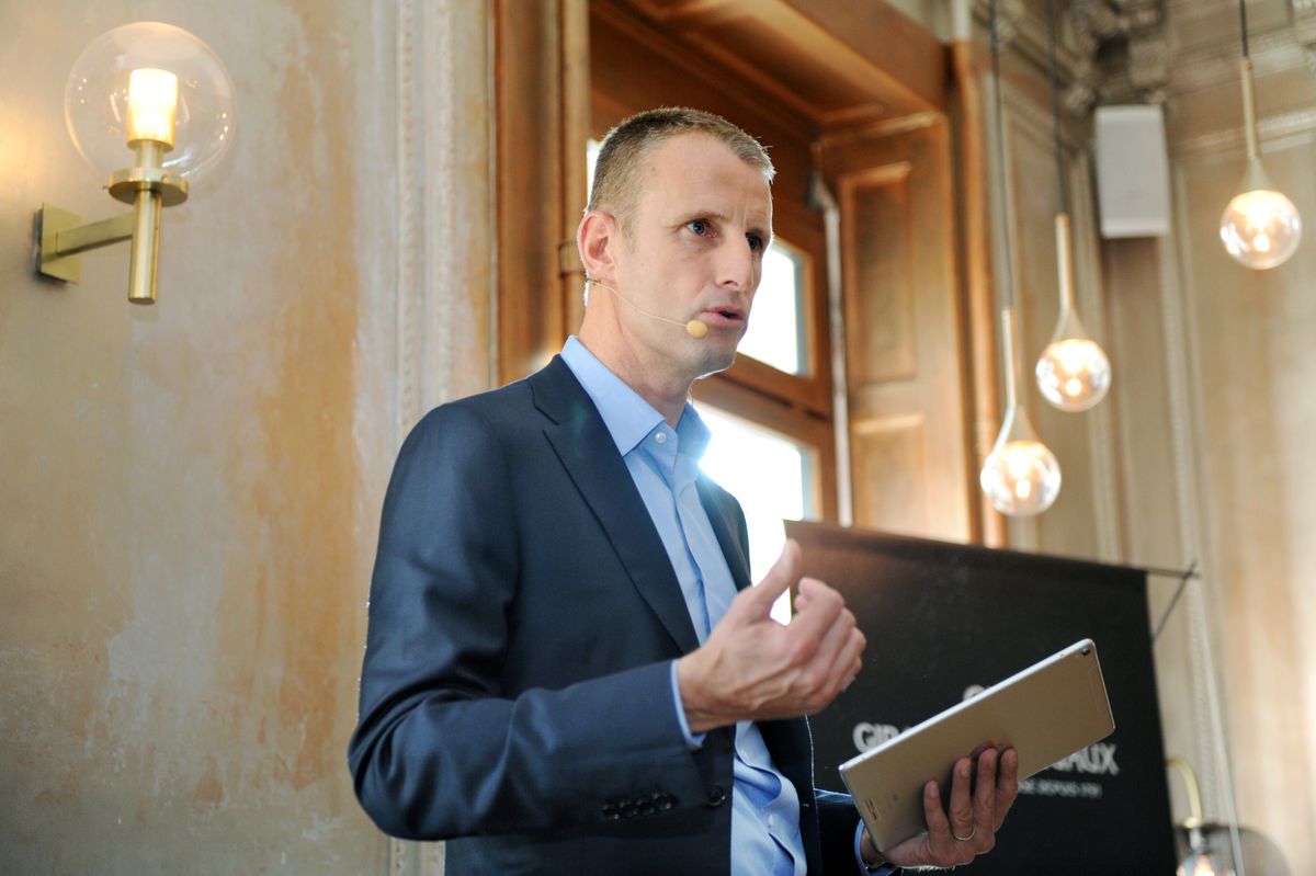 Patrick Pruniaux, directeur de la marque Girard-Perreaux, lors d'une conférence de presse à l'hôtel de la Paix à Genève, tenant une tablette. © Maurane Di Matteo.