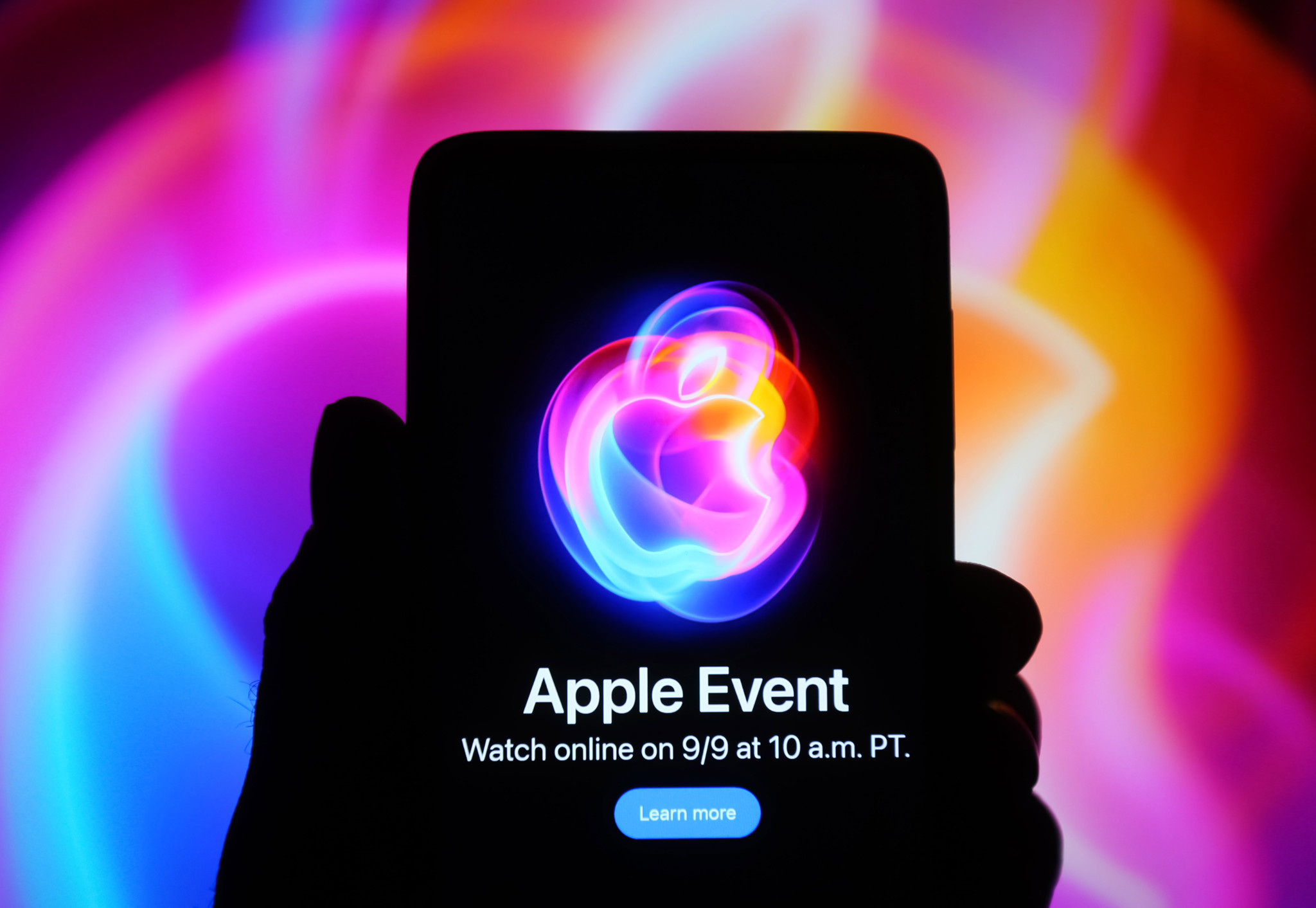 Smartphone-Bildschirm zeigt Einladung zum Apple Event am 9. September, bei dem das iPhone 16 erwartet wird.