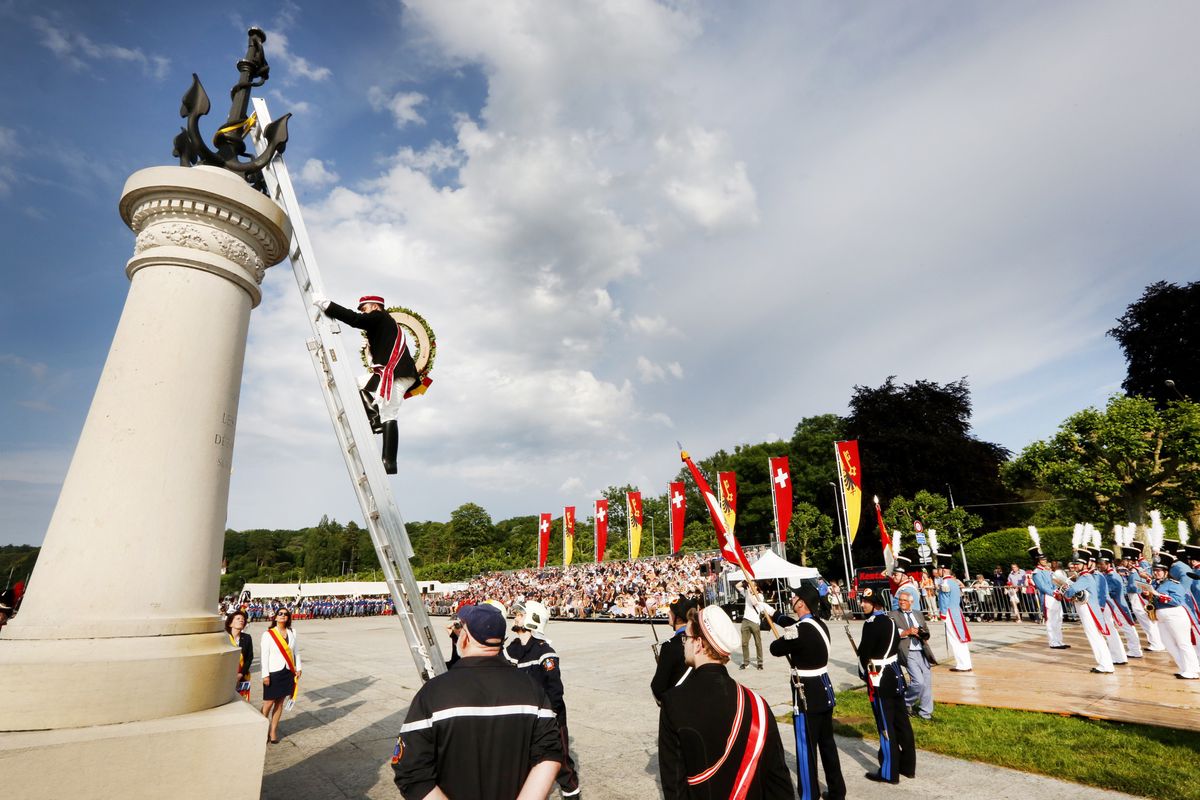 Chaque année, une couronne de fleurs est déposée au sommet d’un monument au Port-Noir. Mais pourquoi?