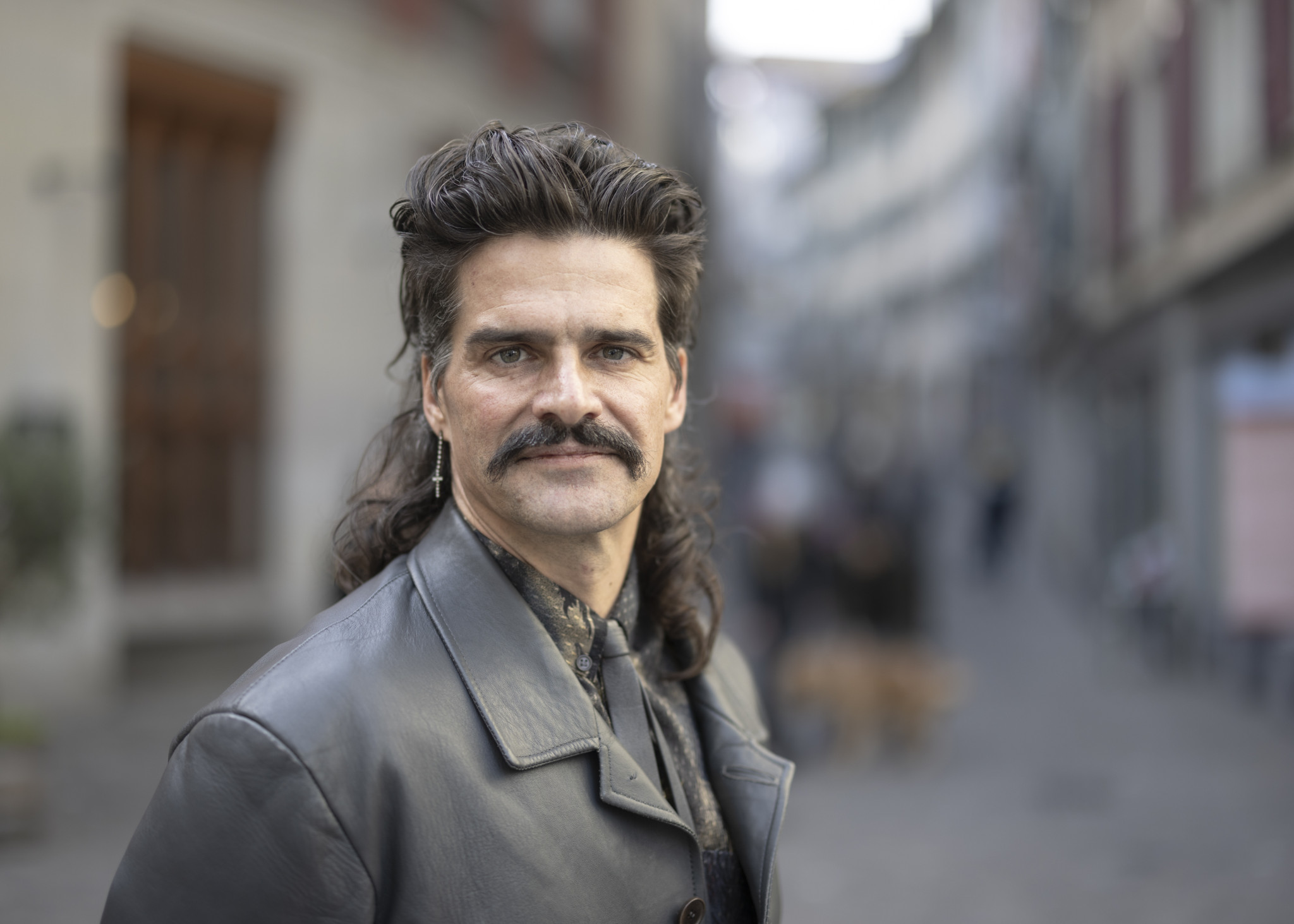 Mathieu Bertholet, neuer kuenstlerischen Leiter am Theater Neumarkt posiert fuer ein Portrait anlaesslich einer Medienkonferenz zur neuen Intendanz ab Spielzeit 25/26 am Donnerstag, 15. Februar 2024 in Zuerich. (KEYSTONE/Michael Buholzer)