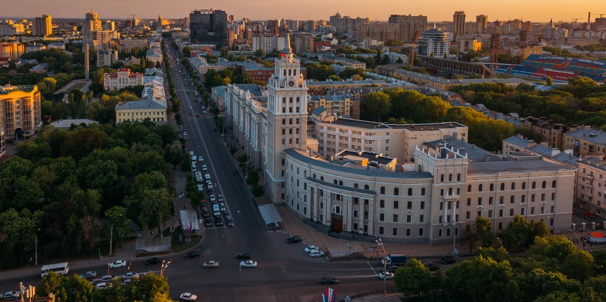 Luftaufnahme von Woronesch mit dem Hauptsitz der South-East Eisenbahngesellschaft und dem Platz der Revolution..