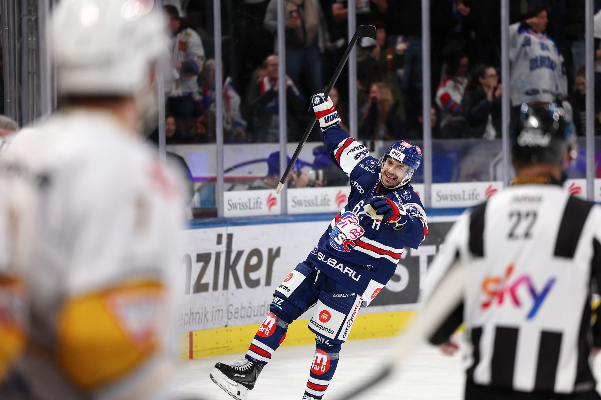 Denis Malgin (ZSC Lions) jubelt mit erhobenem Schläger nach dem Tor zum 4:0 gegen den HC Lugano im NL-Playoff-Viertelfinal.