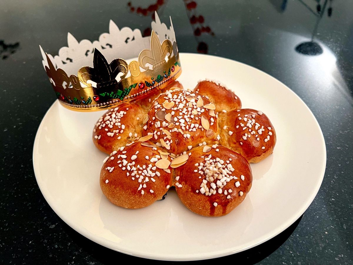 Gros plan d’une galette des rois avec couronne à Nidau, canton de Berne, Suisse.