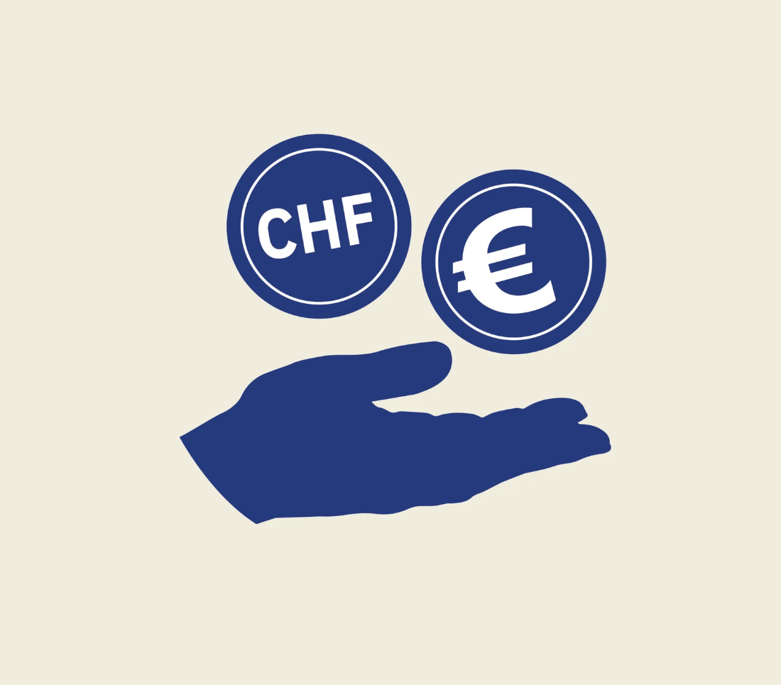 Silhouette d'une main tenant deux pièces, une avec le symbole CHF et l'autre avec le symbole €. Représentation de l'économie suisse et européenne.