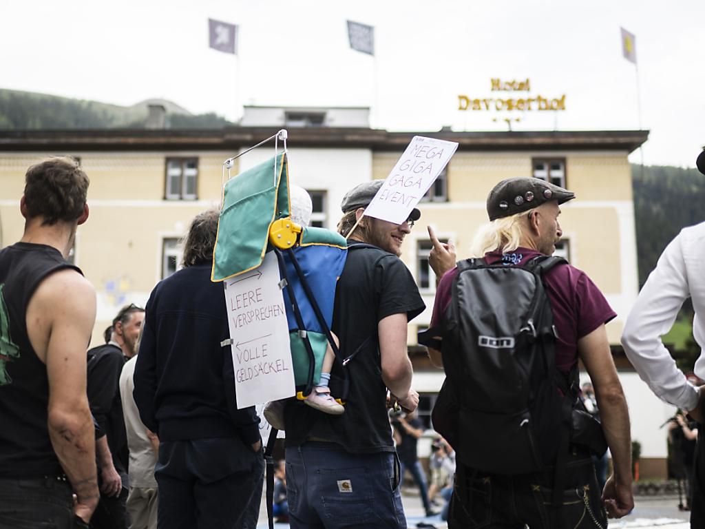 Les manifestants réunis à Davos (GR) avant le début du Forum économique mondial (WEF) estiment que celui-ci échoue à aider le monde à lutter contre le changement climatique.