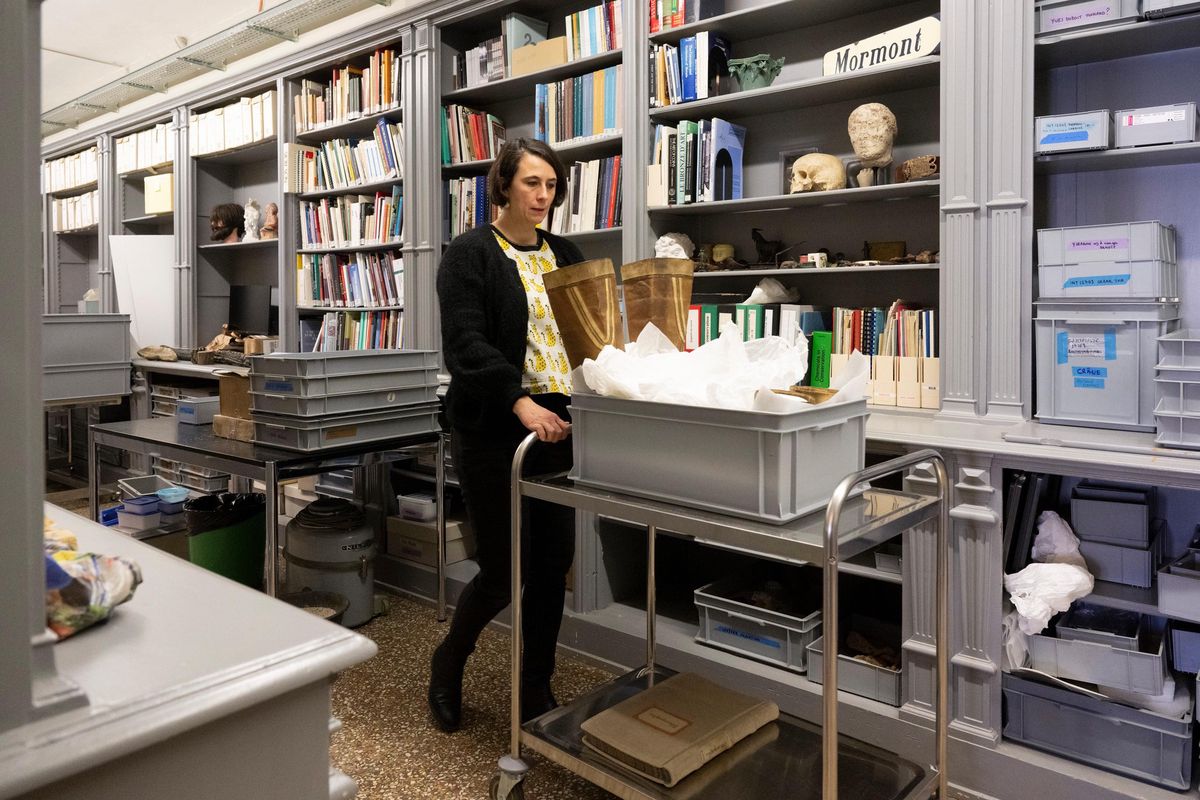 Claire Brizon a fait sa thèse sur les collections coloniales dans les musées suisses. C’est elle qui est chargée de recherches au Musée cantonal d’Archéologie et d’Histoire à Lausanne.