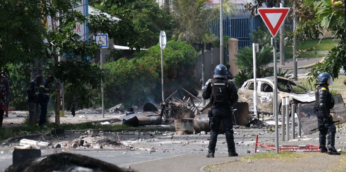 Scène de dévastation dans un quartier de Nouméa, en Nouvelle-Calédonie.