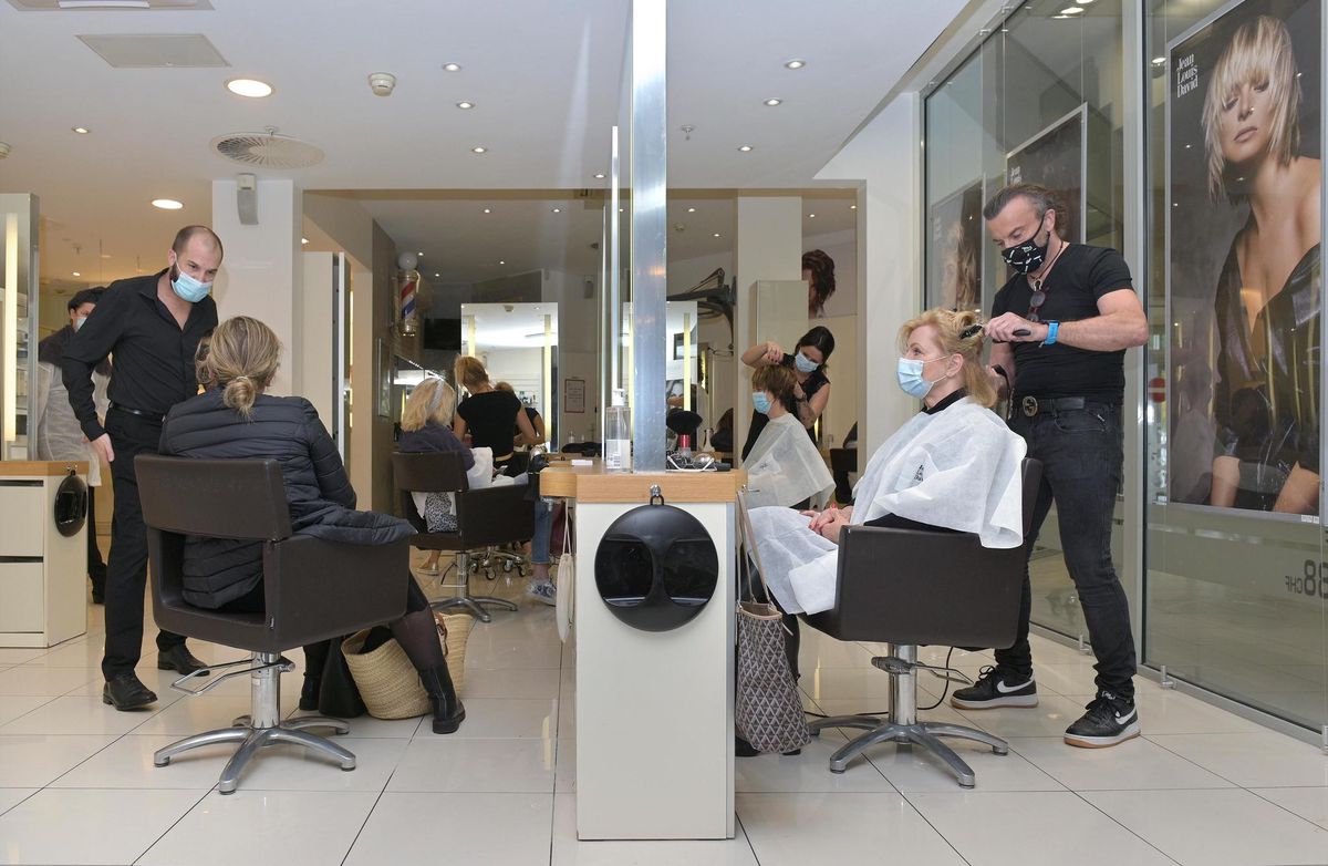 Les journées sont intenses pour Erik Tritten, patron du salon de coiffure Jean-Louis David, et son équipe.
