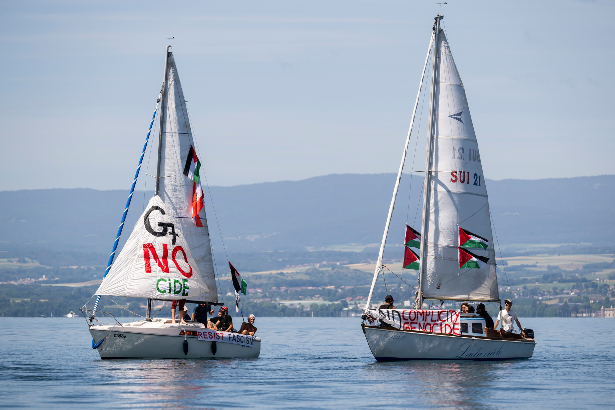 Vingt-cinq bateaux: Une flottille symbolique se réunit au milieu du Léman pour contester le G7
