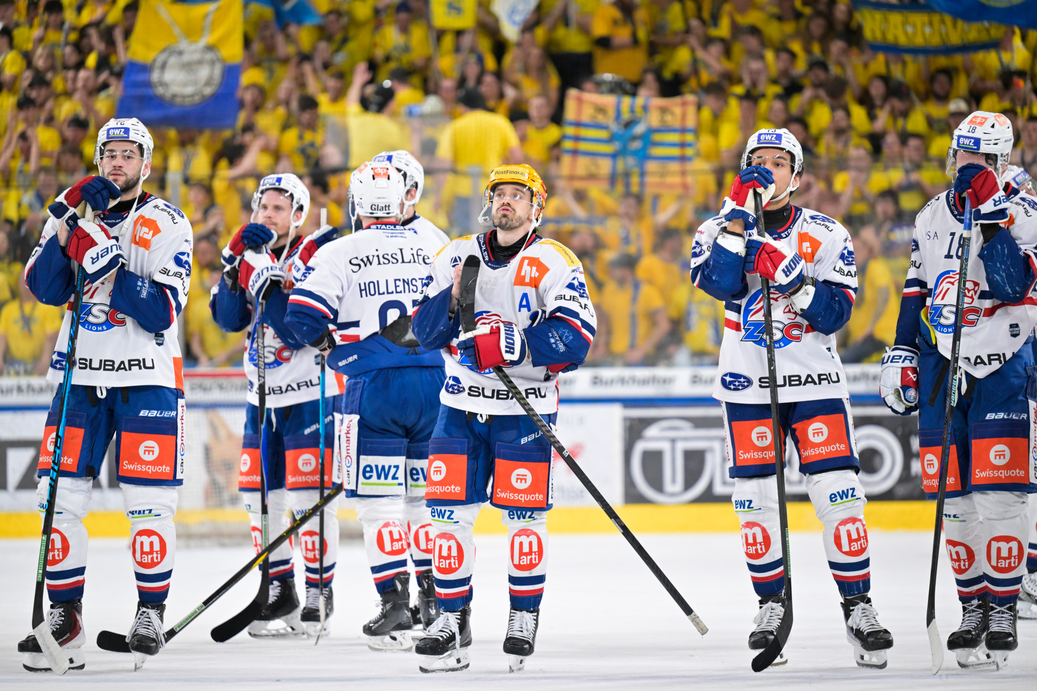 Enttäuschte ZSC Lions Spieler, darunter Hollenstein, nach der Playoff-Halbfinalniederlage gegen HC Davos in der zondacrypto-Arena.