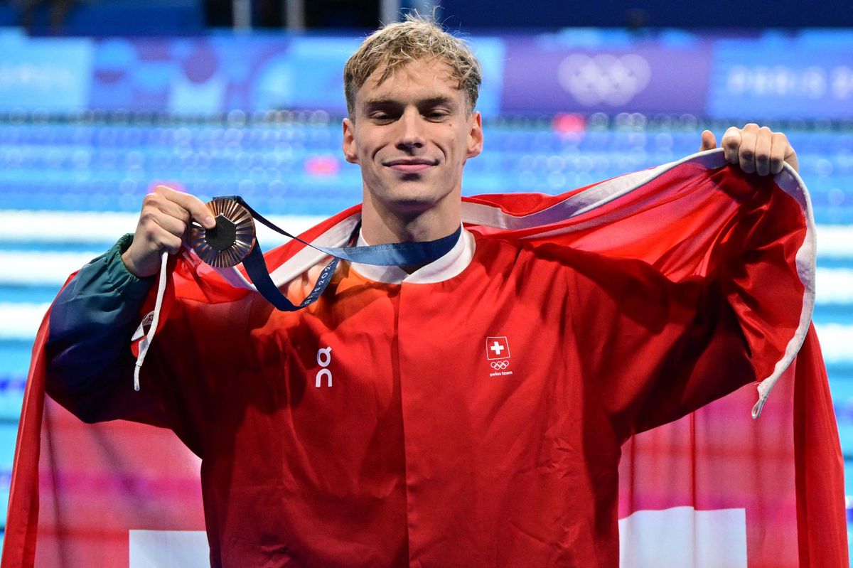 Bronze medallist Switzerland's Roman Mityukov poses after the men's 200m backstroke swimming event during the Paris 2024 Olympic Games at the Paris La Defense Arena in Nanterre, west of Paris, on August 1, 2024. (Photo by François-Xavier MARIT / AFP)