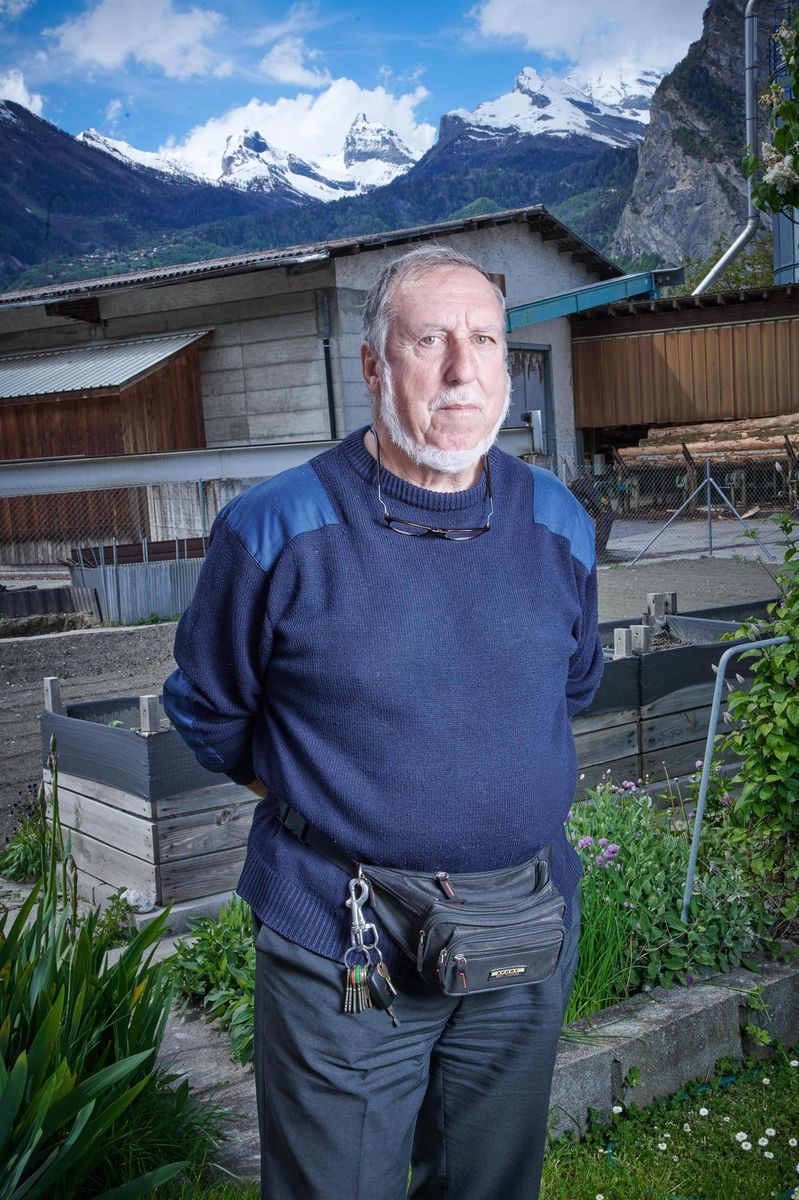 René Thurre pose devant la scierie qui jouxte son jardin et son appartement. Il a dénoncé l’augmentation du bruit pour la première fois il y a 17 ans. © Sedrik Nemeth